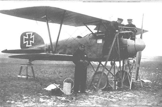 Albatros D.I - Ernst Udet in front of his Albatros D.III (serial D.1941/16)