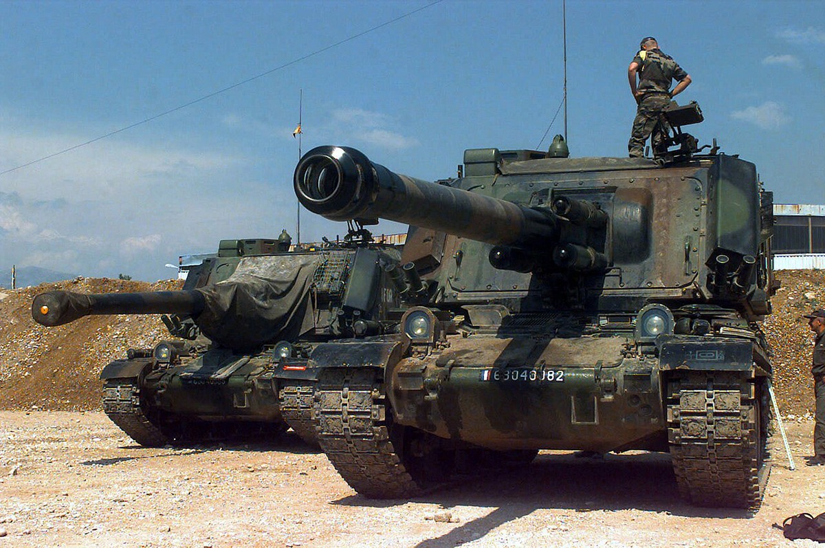 AMX-30 AuF1 military land vehicle image 1