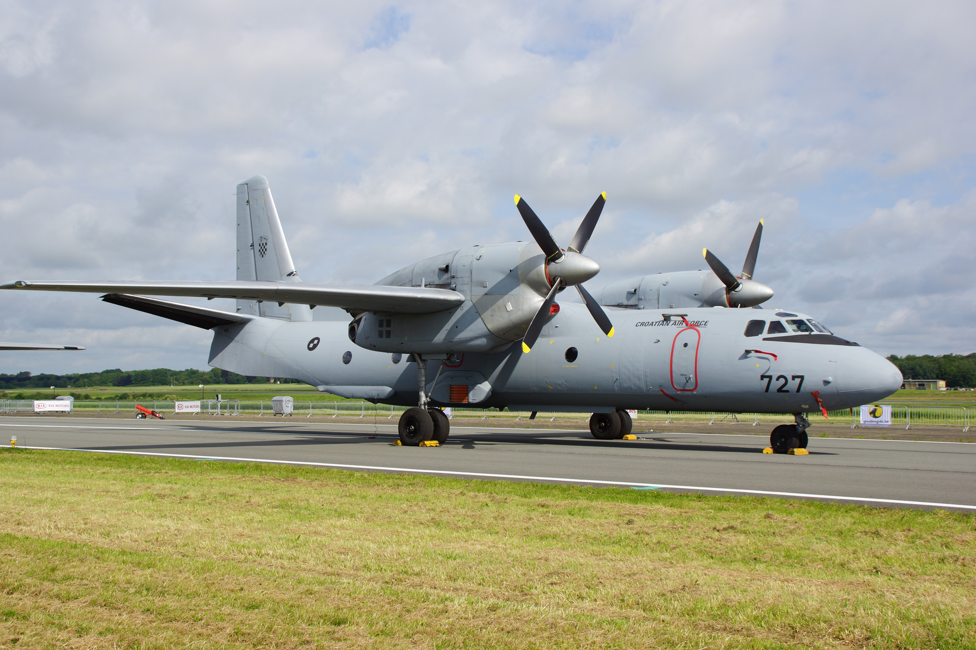 Antonov An-32 aircraft image 1