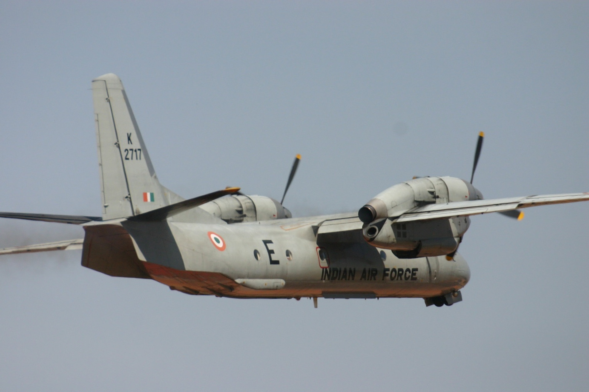 Antonov An-32 aircraft image 2