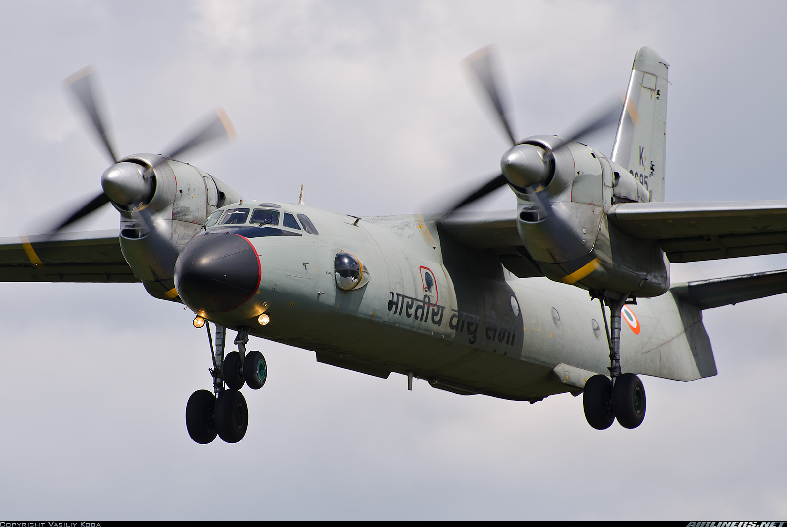 Antonov An-32 aircraft image 6