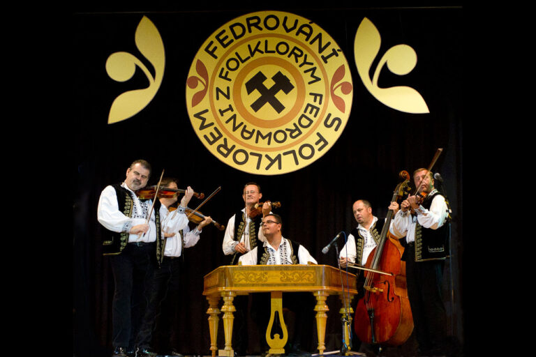 Musicians performing during Fedrowanie z Folklorym