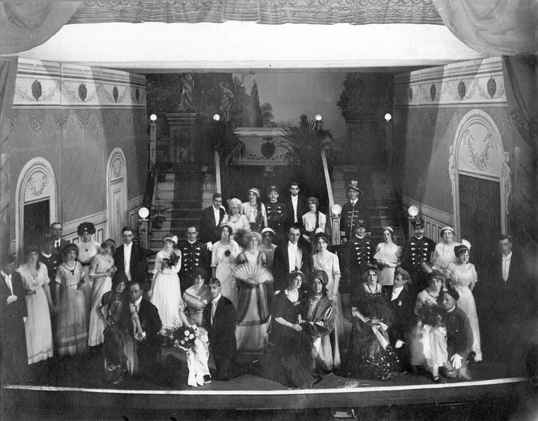 Cast Of The Country Girl On Stage At The Majestic Theatre