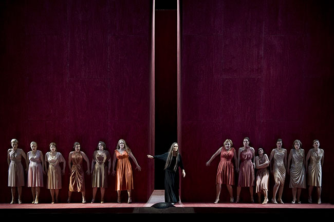 Katarina Dalayman as Elektra and the Royal Swedish Opera choir