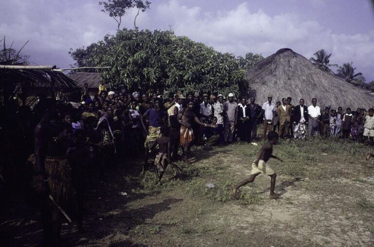 ASC Leiden - F. van der Kraaij Collection - 08 - 015 - Grebo "War Dances". An arc of spectators - Half Graway, Liberia