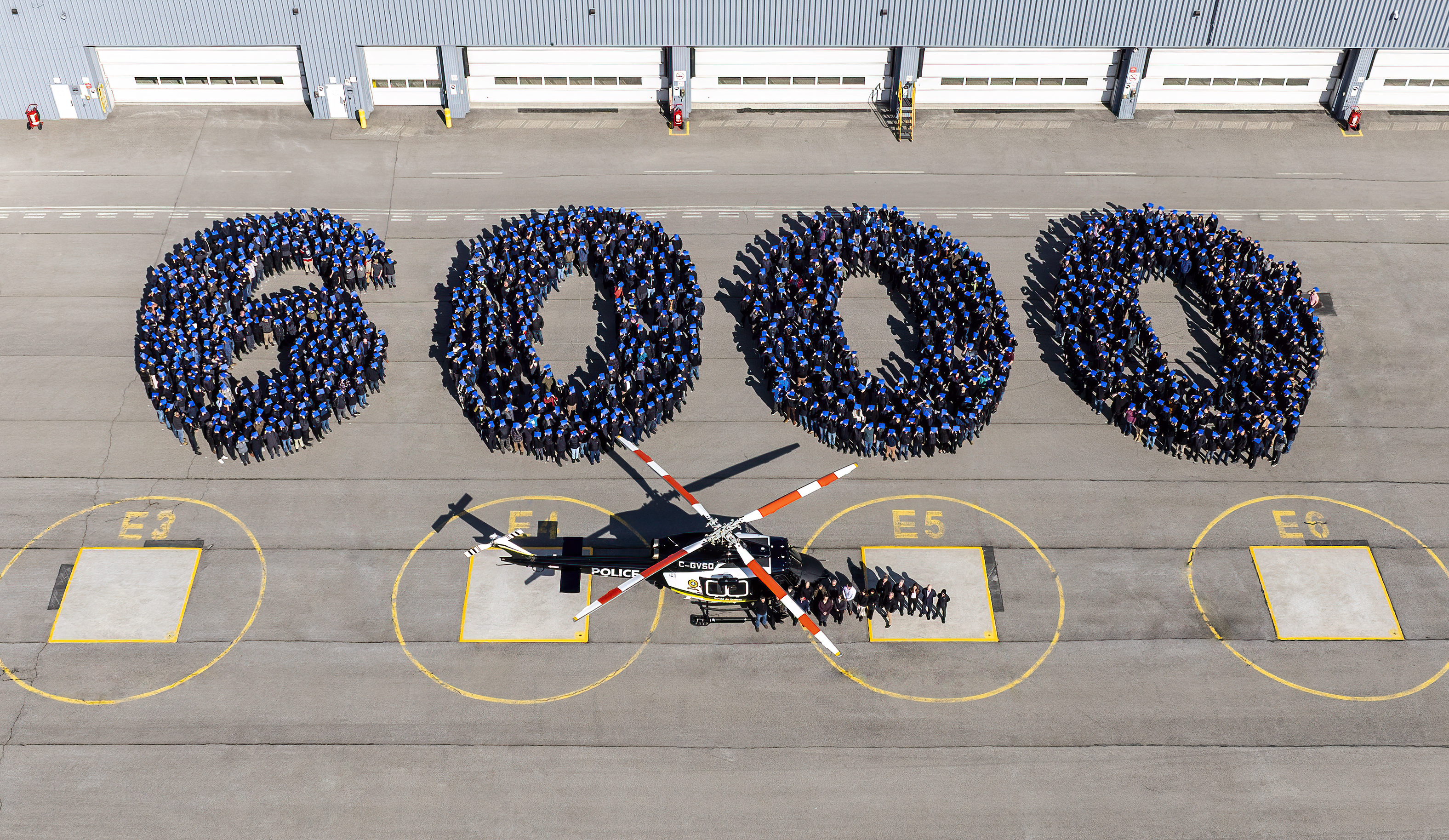 Aerial view of Bell employees forming the number 6000 beside a helicopter at the Mirabel facility.