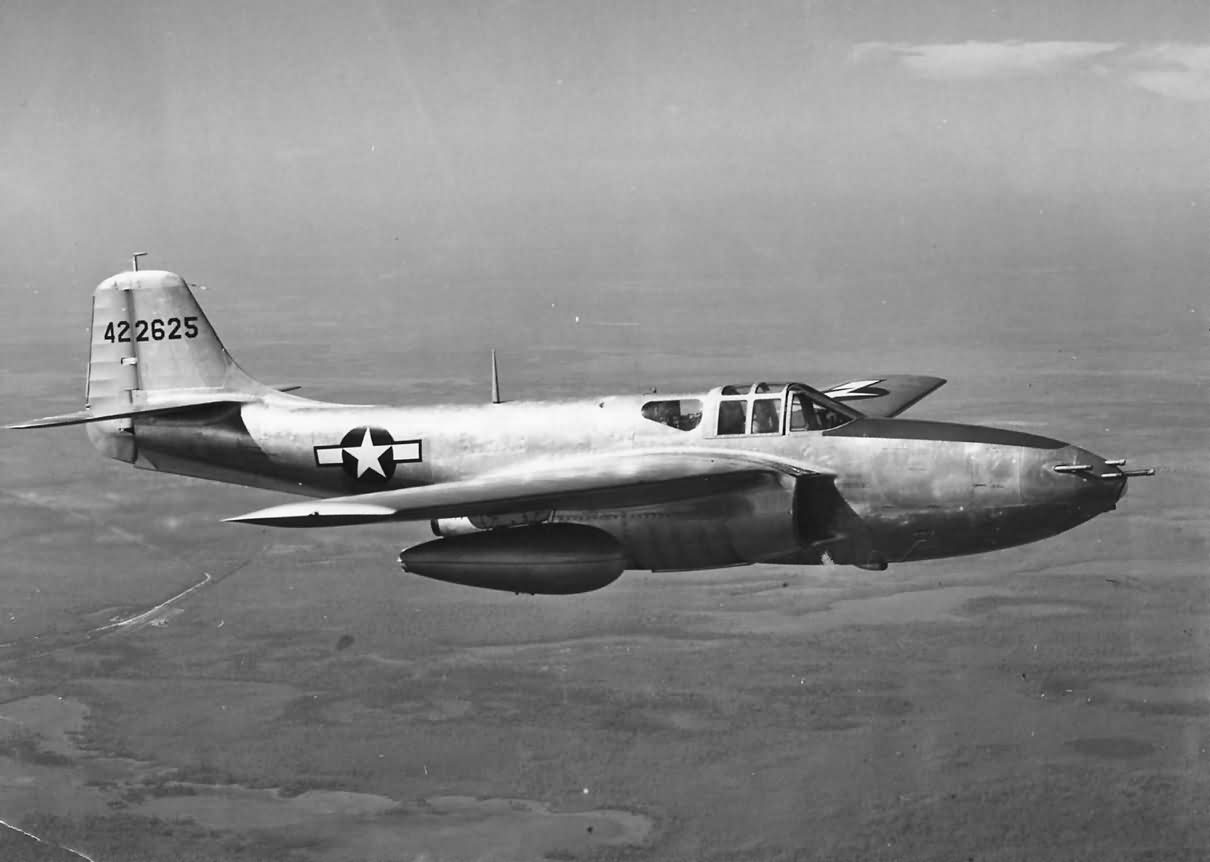 Bell P-59 Airacomet - Jet fighter Bell P-59 Airacomet 44-22625 in flight World War Photos