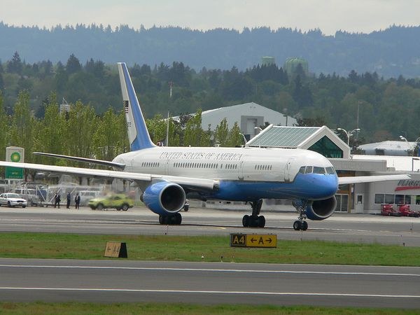 Blue-and-white Boeing C-32 taxiing with United States of America titles.