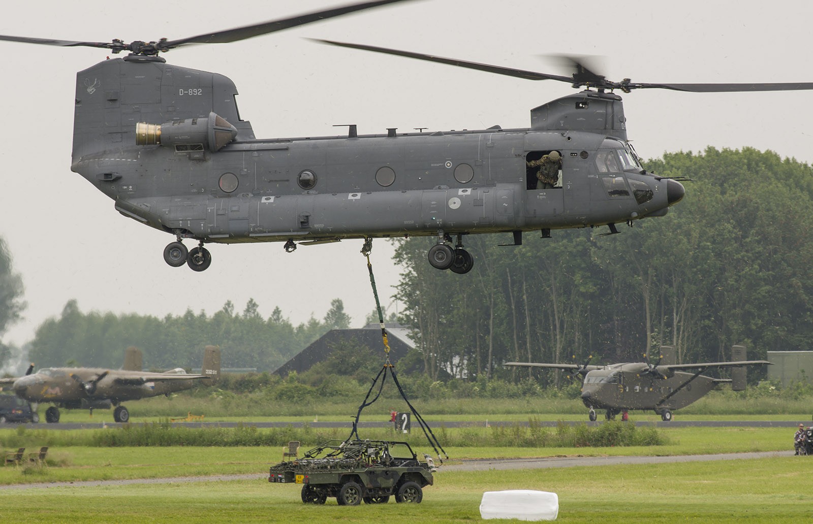 Boeing CH-47 Chinook - Amazing facts about Boeing CH-47 Chinook; The Military Helicopter
