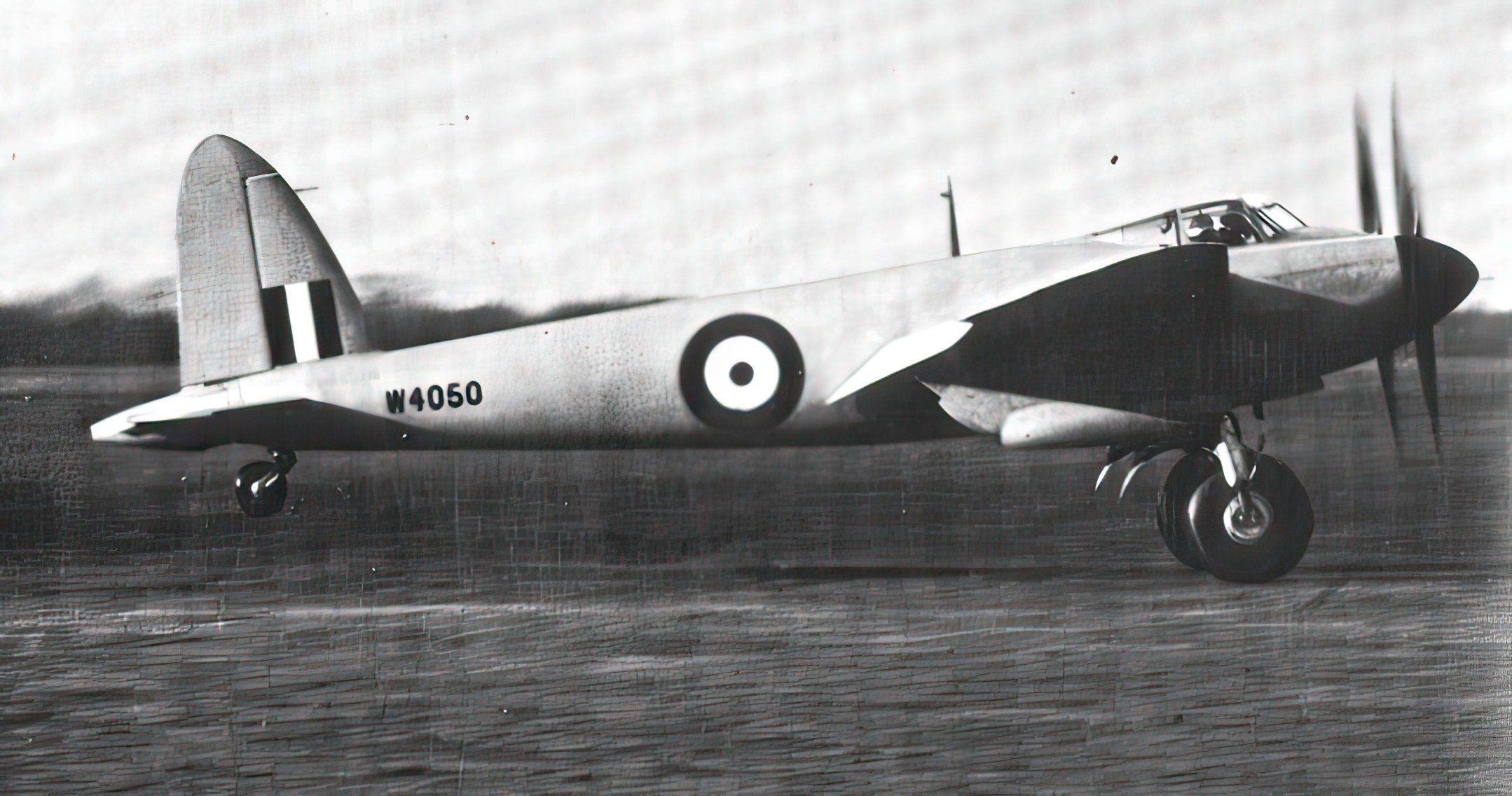 Black-and-white side view of de Havilland Mosquito W4050.