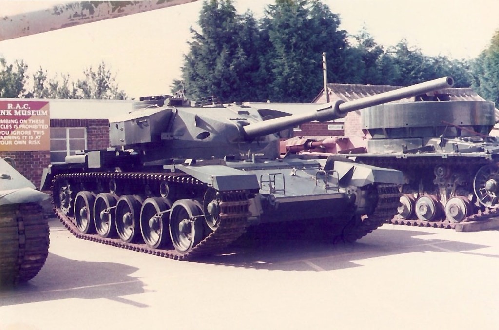 FV4202 military land vehicle image 1
