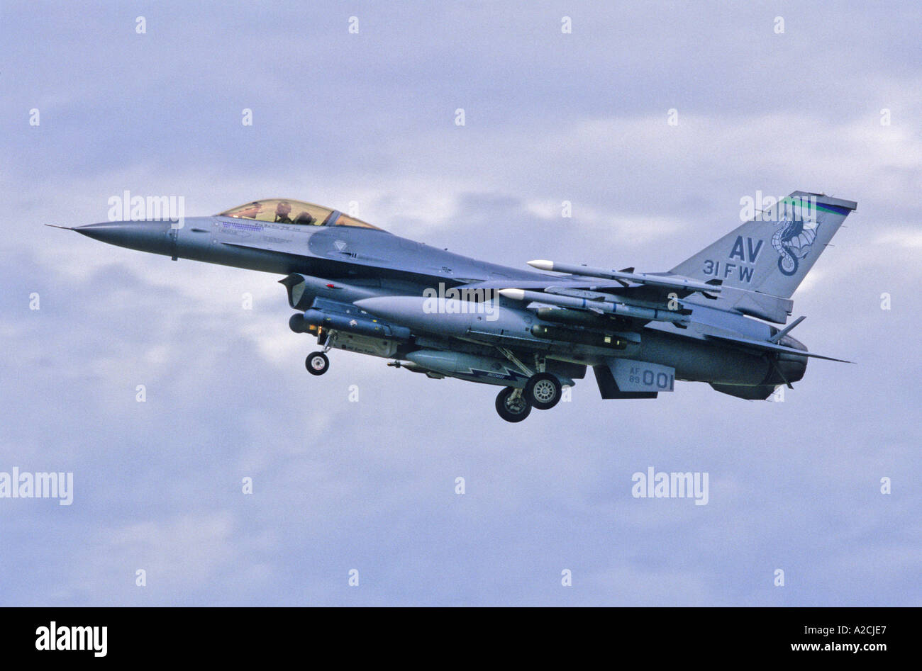 General Dynamics F-16 Fighting Falcon - US Air Force General Dynamics F-16 Fighting Falcon Stock Photo - Alamy