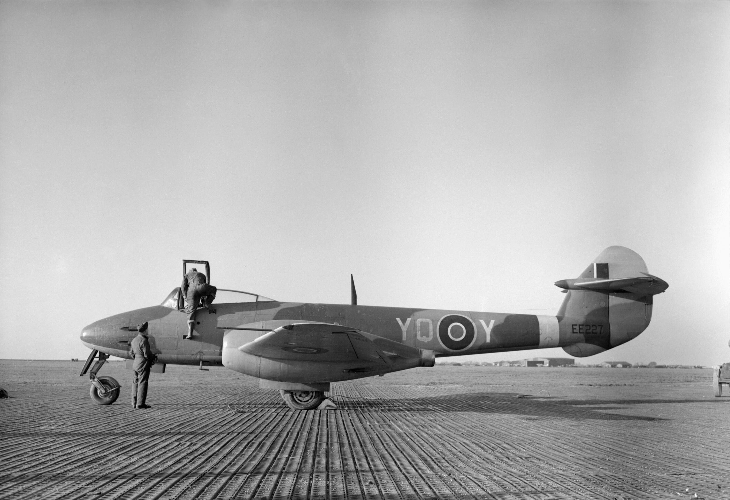 Gloster Meteor - Aircraft of the Royal Air Force, 1939-1945- Gloster Meteor. CL2926