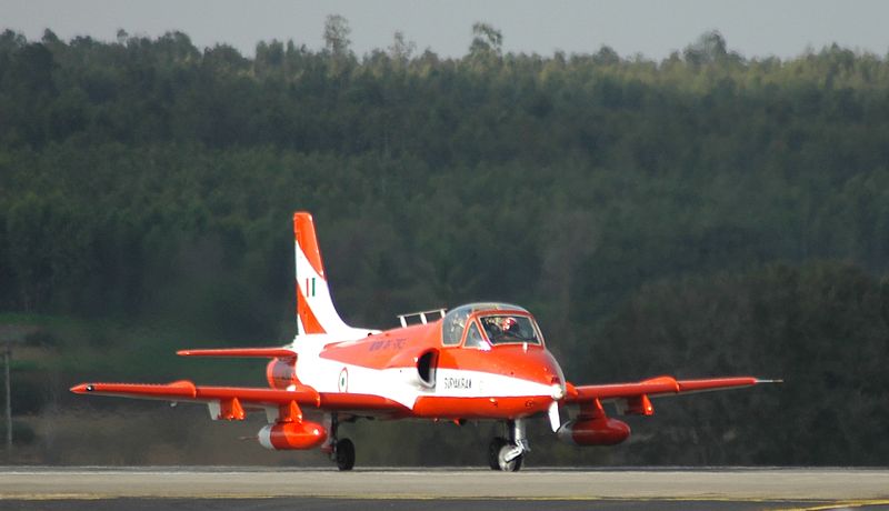 HAL HJT-16 Kiran - HAL HJT-16 Kiran II de la patrouille Surya Kiran au roulage