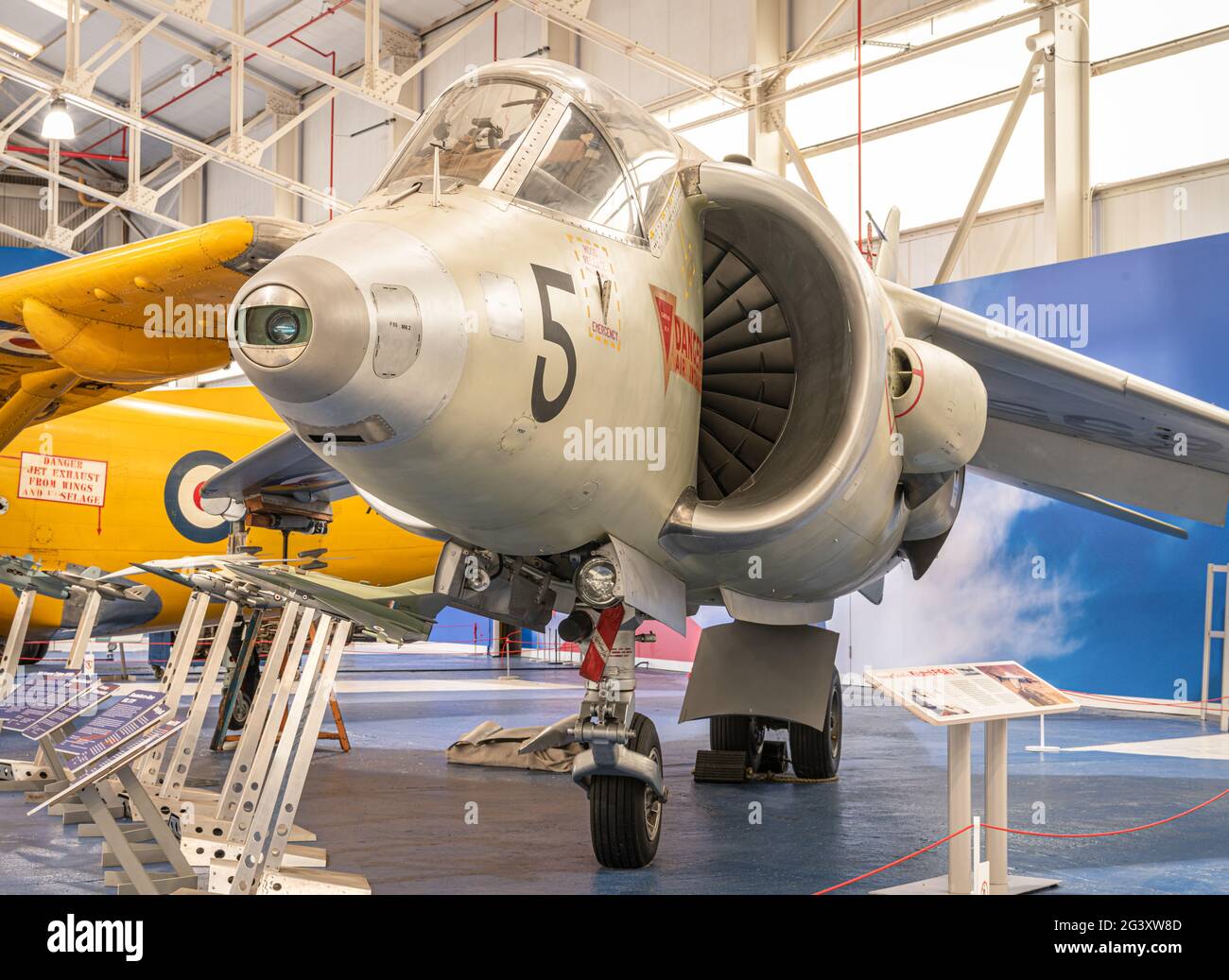 Hawker Siddeley Kestrel - Hawker siddeley harrier hi-res stock photography and images - Alamy