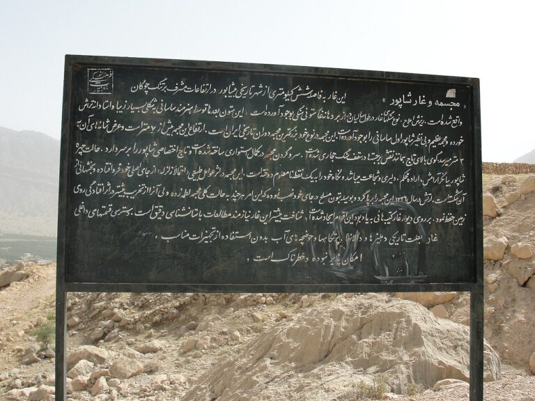Shapur cave description