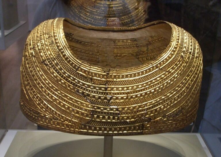 Mold gold cape