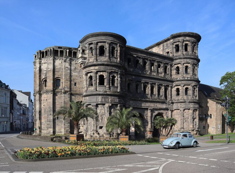 Volkswagen Beetle, export model, in front of Porta Nigra in Trier 05 01