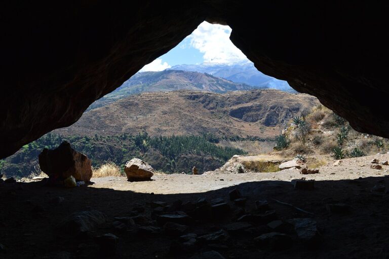 Vista desde el interior en la Cueva de Guitarrero hacia el este