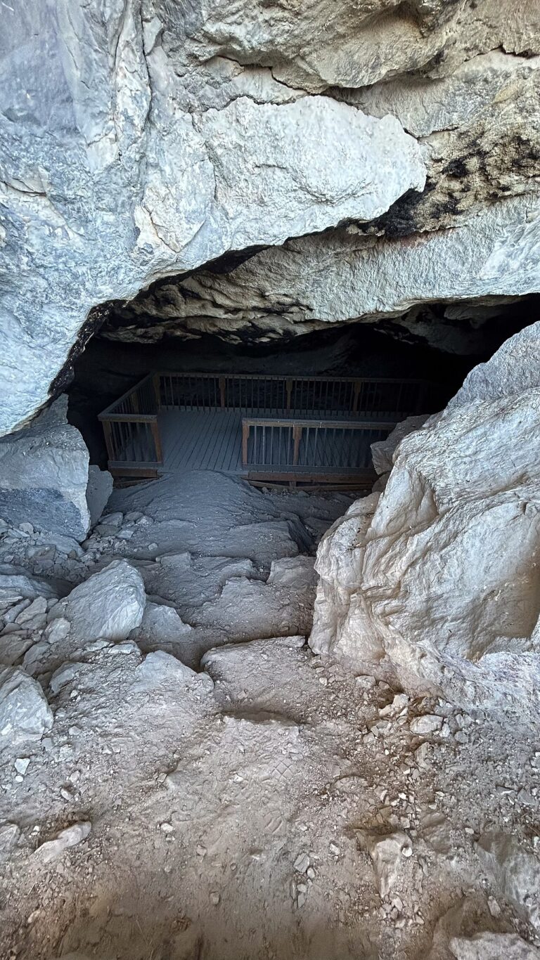 Entrance to Lovelock Cave