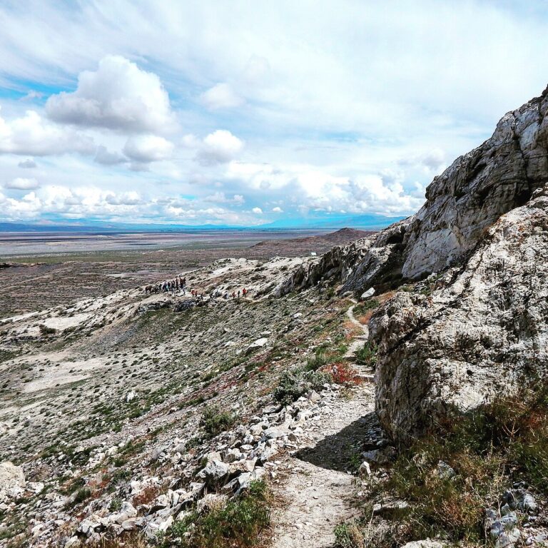 Hiking up to Lovelock Cave