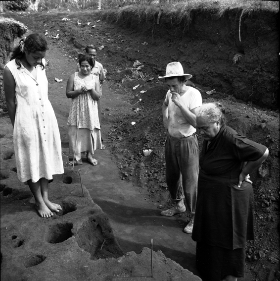 F 2 Vailele excavation Jack Golson and I'iga Pisa family visiting site photographer unknown