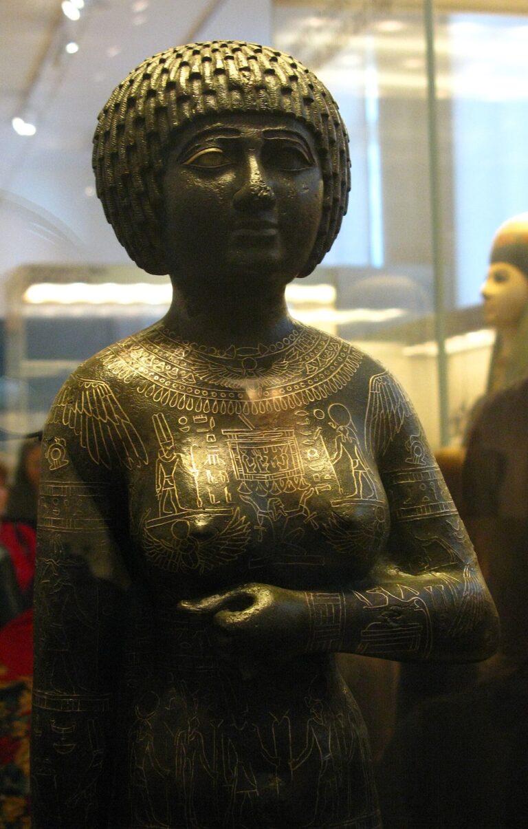 Statue of the princess priestess Takushit