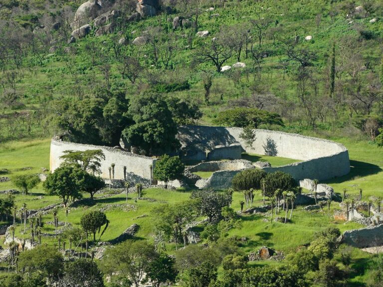 Great Zimbabwe ruins outer walls 3