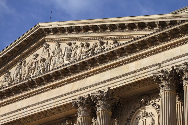 Fronton de la Colonnade du Louvre