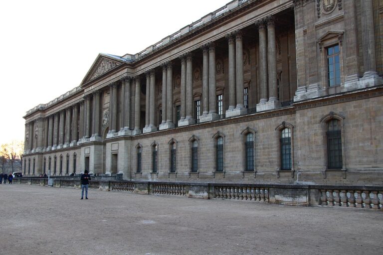 Paris Palais du Louvre, Colonnade de Perrault, 9 December