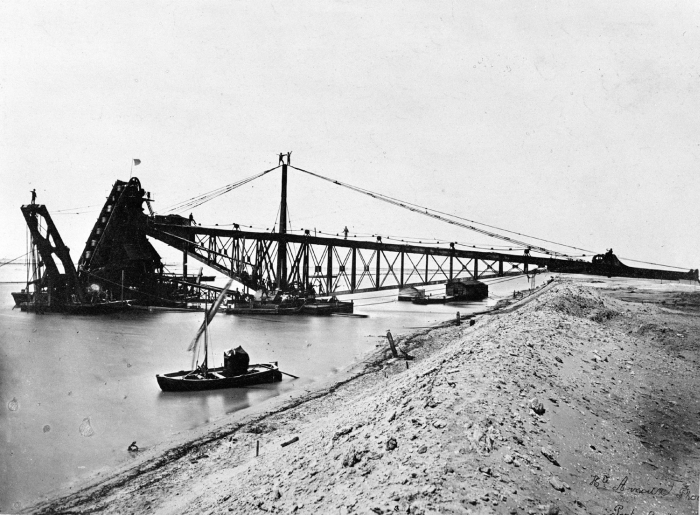 Een baggermolen diept het Suez kanaal uit