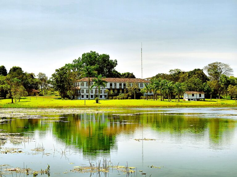 Lago em frente ao casarão colonial