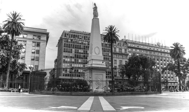 Plaza de Mayo y Pirámide de Mayo