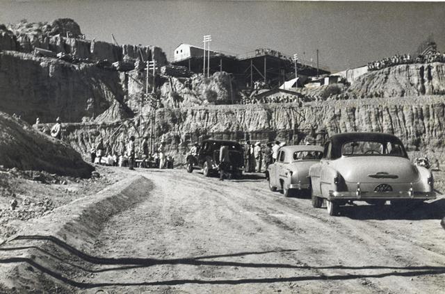 Jawaharlal Nehru inspecting the construction of Bhakra Dam on 7 November