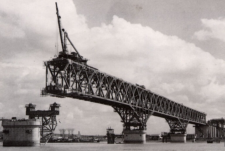 Nanjing Yangtze River Bridge in progress