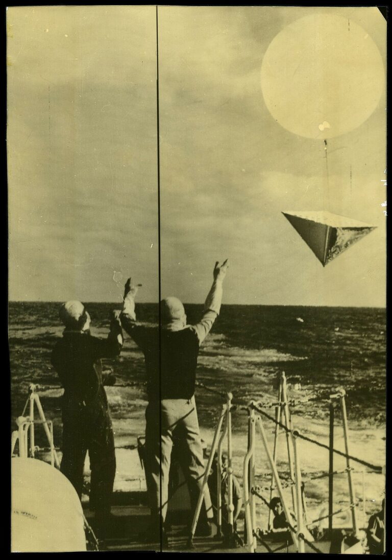 Balloon release from HMNZS Otago at Mururoa