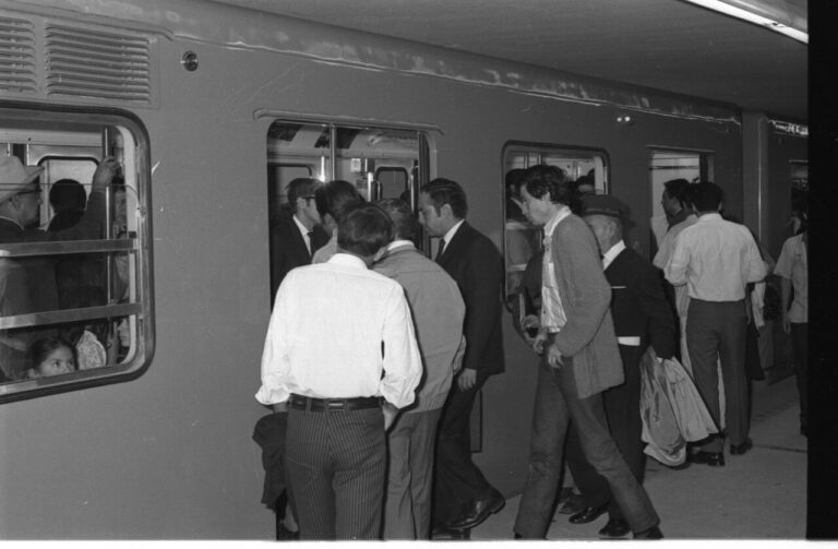 Passengers boarding at Chapultepec station