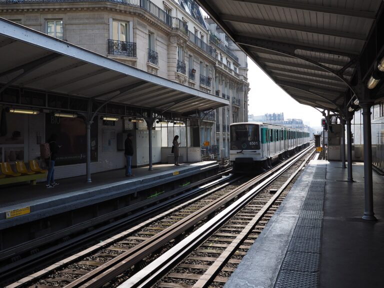 Paris Metro train at Passy