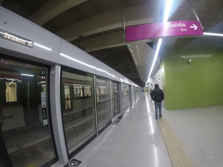 Platform on Santiago Metro Line 6