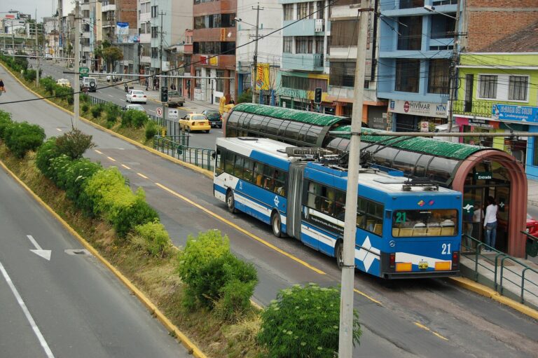 Quito trolleybus at Estadio station