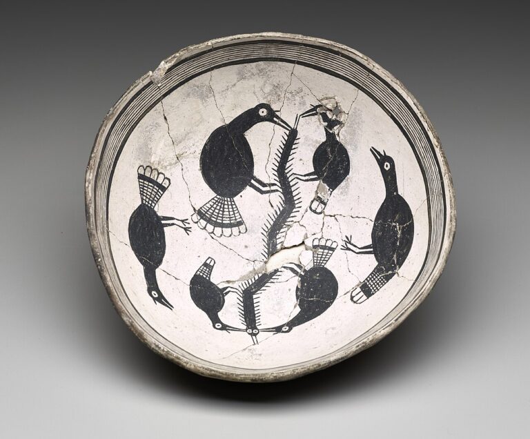 Classic Mimbres Black on white bowl: turkeys consuming centipedelabel QS:Len,"Classic Mimbres Black on white bowl: turkeys consuming centipede"