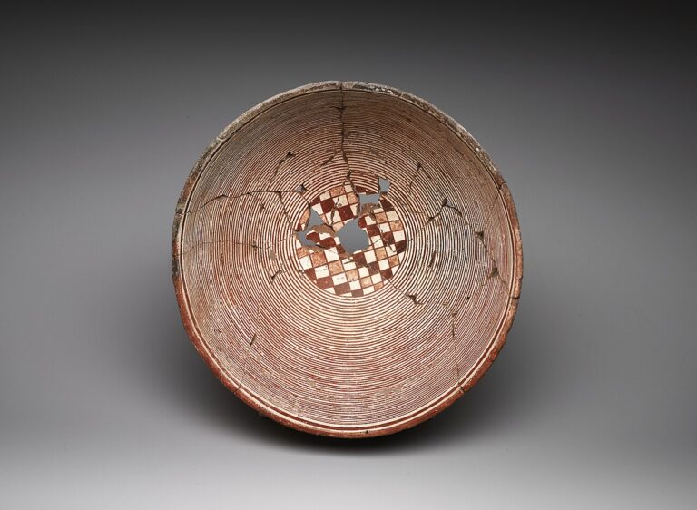 Classic Mimbres Polychrome bowllabel QS:Len,"Classic Mimbres Polychrome bowl"