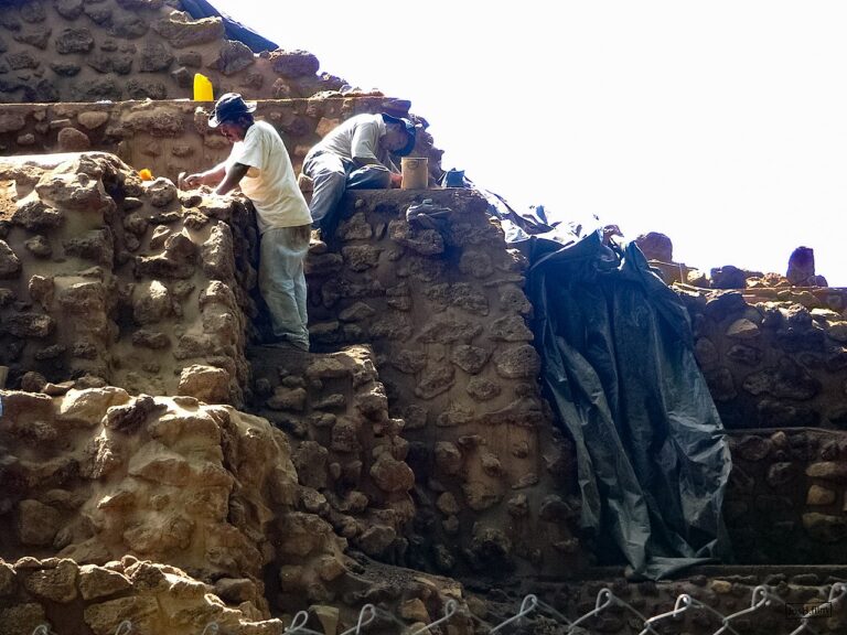 Archeologists on a piramid Tazumal restaurando