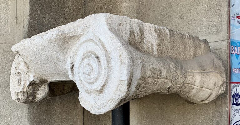 Ionic capital exhibited at the entrance of the Constanța History and Archaeology Museum