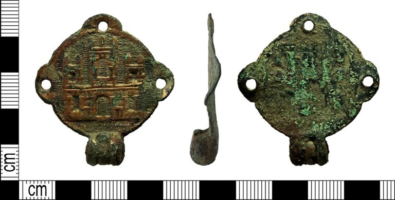 Medieval harness mount