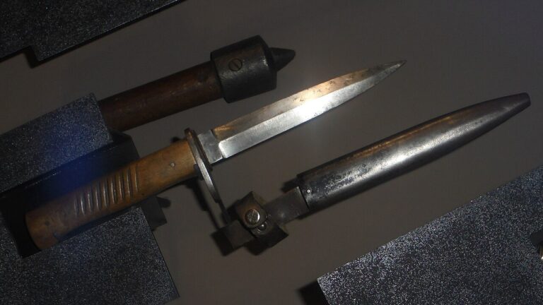German WWI trench knife IWM