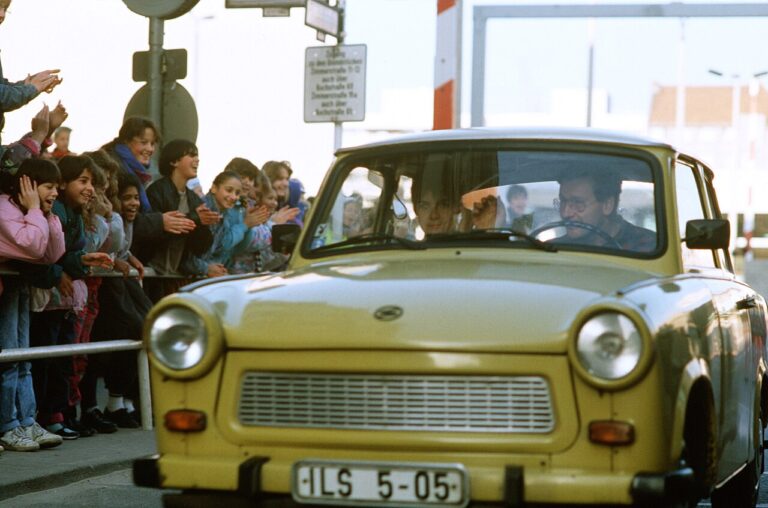 Checkpoint Charlie Nov., Ostberliner überqueren zum ersten Mal die Grenze nach Westberlin ohne Grenzkontrolle. DF ST 91