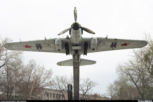 Underside view of an Ilyushin Il-2 monument mounted on a central pylon.