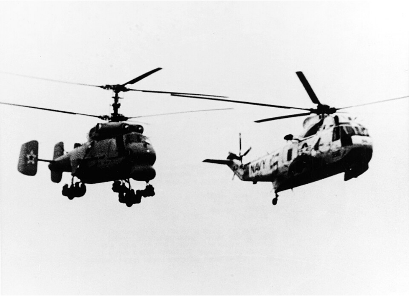 Kamov Ka-25 - Sikorsky SH-3D Sea King of HS-11 flies near Soviet Kamov Ka-25 over the Norwegian Sea, in 1971 (USN 1149842)