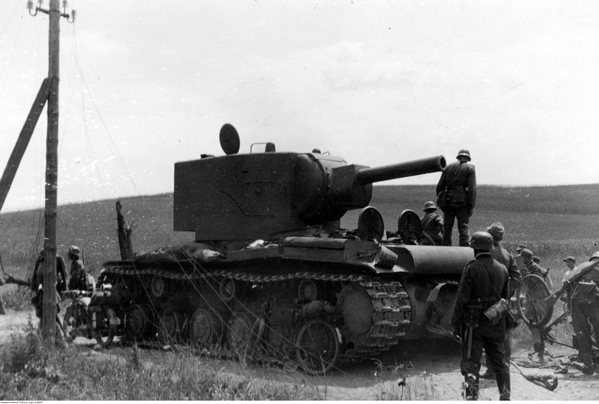 KV-2 military land vehicle image 1